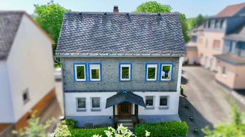 Ansicht von der Straße - 7 Zimmer Einfamilienhaus zum Kaufen in Sinn