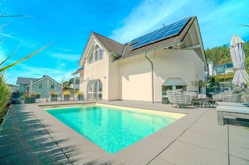Süd-Ost-Ansicht - Exklusives Traumhaus mit Pool in Bischoffen OT