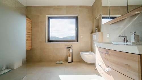 Tageslicht-Badezimmer EG. - 