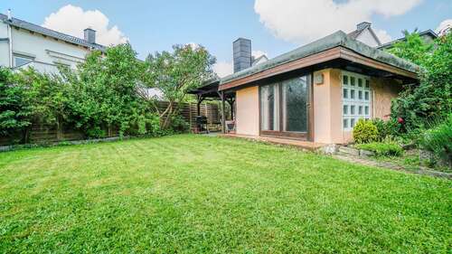 Blick auf das Gartenhaus - 