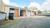 Blick auf Innenhof & Garagen - Mehrfamilienhaus, Wohnhaus mit 210,00 m&sup2; in Herborn zum Kaufen