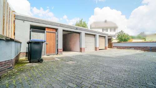 Blick auf Innenhof & Garagen - Mehrfamilienhaus, Wohnhaus mit 210,00 m&sup2; in Herborn zum Kaufen