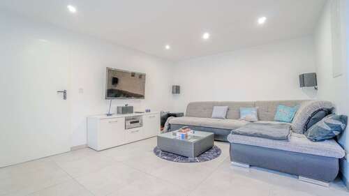 Wohnzimmer KG. - 