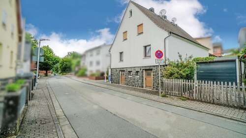 Ansicht von der Straße - Einfamilienhaus mit 140,00 m&sup2; in Gladenbach zum Kaufen