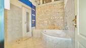 Badezimmer mit freigelegter Stadtmauer 1. OG. - 