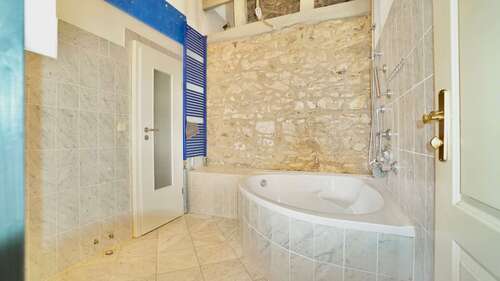 Badezimmer mit freigelegter Stadtmauer 1. OG. - 