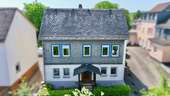 Ansicht von der Straße - Kleines charmantes EFH in Sinn OT mit Garten