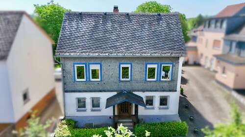 Ansicht von der Straße - Kleines charmantes EFH in Sinn OT mit Garten