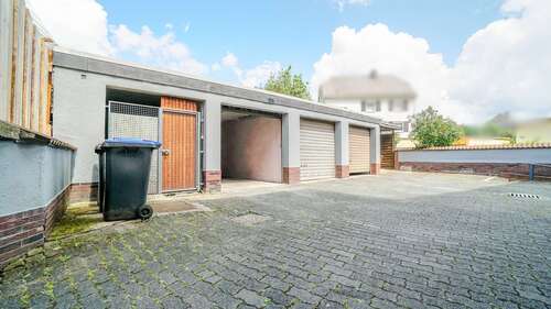 Blick auf Innenhof & Garagen - Mehrfamilienhaus, Wohnhaus mit 210,00 m&sup2; in Herborn zum Kaufen