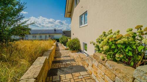 Treppenaufgang - 9 Zimmer Einfamilienhaus in Haiger