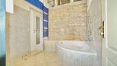 Badezimmer mit freigelegter Stadtmauer 1. OG. - 
