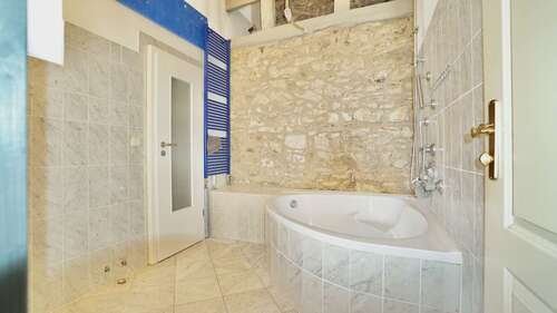 Badezimmer mit freigelegter Stadtmauer 1. OG. - 