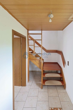 Flur mit Treppe zum DG - 