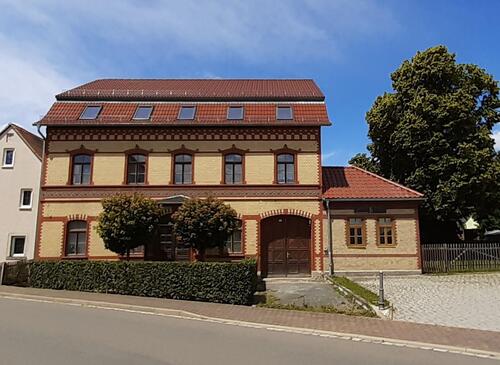 Ansicht - Schönes Mehrfamilienhaus-Sanierungsobjekt mit Garten, Brunnen, Stellplätzen
