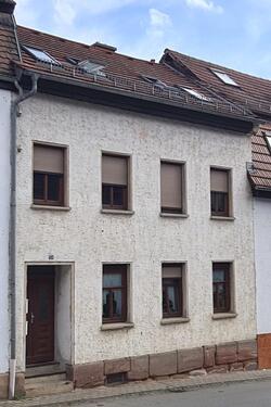 1 - ruhig gelegenes Dreifamilienhaus mit Garagen , teilw. freiwerdend