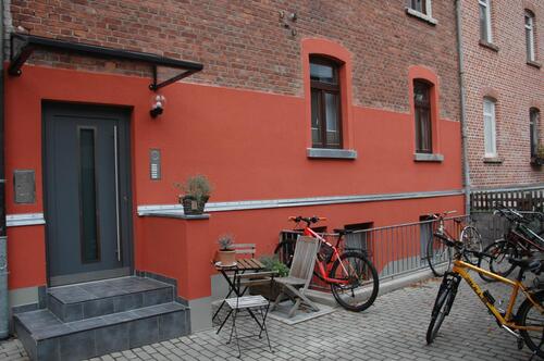 Hofansicht - Zum Frühsommer in die neue Wohnung - mit Garten