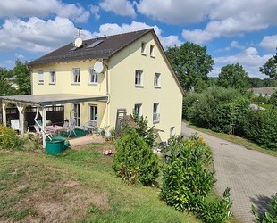 Doppelhaushälfte mit sehr großem Randgrundstück nahe Jena - Stadtroda