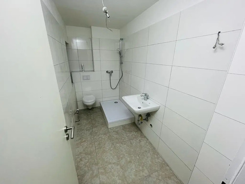 Bad mit Fenster - Helle 2,5 Zimmer Wohnung in Bestlage von Wattenscheid – direkt am Aldi & Netto