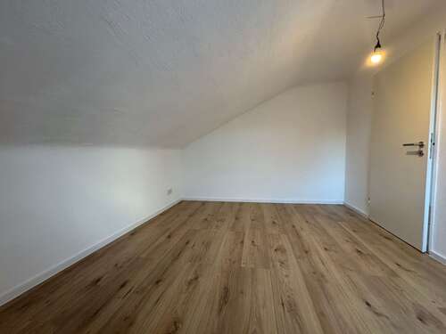 Schlafzimmer - 2 Zimmer Dachgeschoßwohnung in Saarbrücken-Halberg