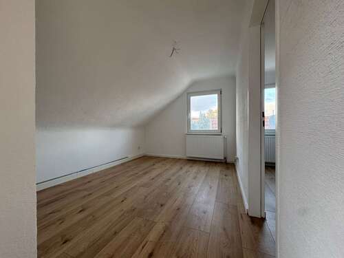 Schlafzimmer - Sanierte 2-Zimmer-Dachgeschosswohnung mit neuem Bad in Ensheim