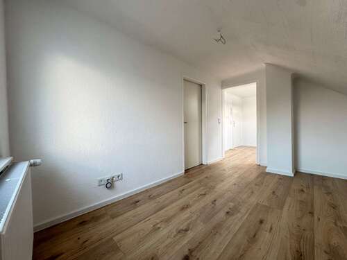 Wohnzimmer - 2 Zimmer Dachgeschoßwohnung zur Miete in Saarbrücken-Halberg