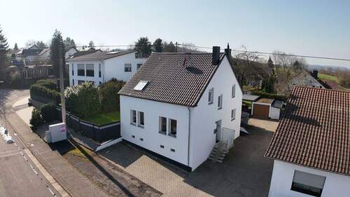 Bild 1 - Freistehendes EFH mit großem Garten, Terrasse & Erweiterungspotenzial - saniert, neue Heizung (2023)