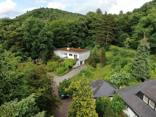 Titelbild - Bungalow mit Weitblick in IGB-Sengscheid, 2.570?m², Waldlage, absolute Privatsphäre + Baugrundstück