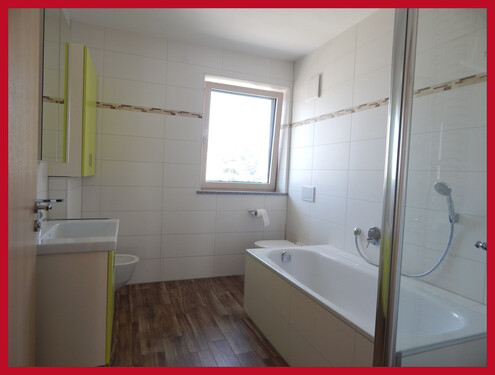 Badezimmer Bild 2 - Badewanne und Dusche - 