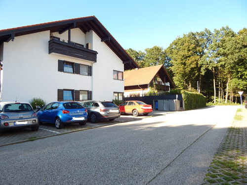 Zufahrt/Parkplatz - 2-Zimmer-Wohnung in Freilassing mit Balkon & Holzofen – gepflegt und vermietet