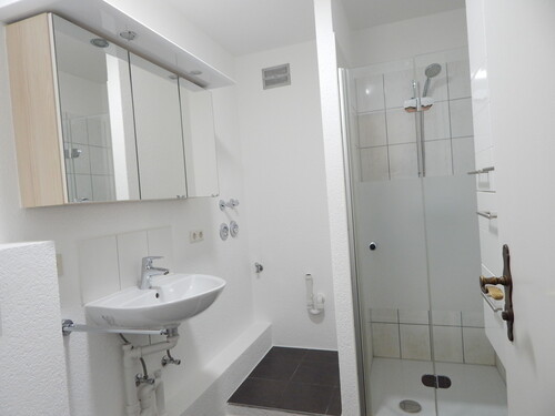 Bad mit Dusche - 