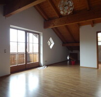 Renovierte 1-Zimmer-Dachgeschosswohnung in FreilassingHofham - inkl. Einbauküche und TG Stellplatz