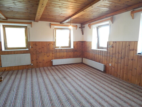 Wohnzimmer EG - 8 Zimmer Zweifamilienhaus in Oberteisendorf