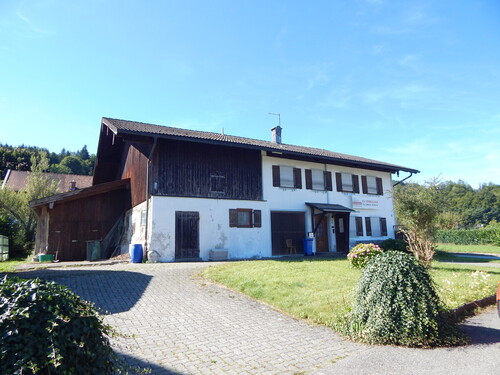 Ansicht - Bauernhaus – teilsaniert, als Ein- oder Zweifamilienhaus nutzbar, in ruhiger Lage in Oberteisendorf