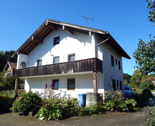 Vermietetes Zweifamilienhaus mit Entwicklungspotenzial in idyllischer Lage von Oberteisendorf