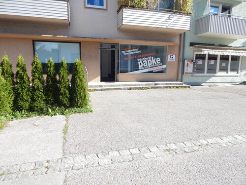 Parkplätze vor dem Haus - 1 Zimmer Laden, Geschäft, Verkaufsfläche in Ainring