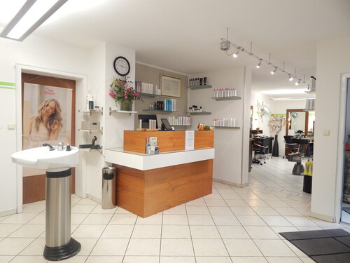 Empfang - Voll ausgestatteter Friseursalon in 83416 Saaldorf - Parkplätze vor dem Haus! Frei ab 01.04.2026