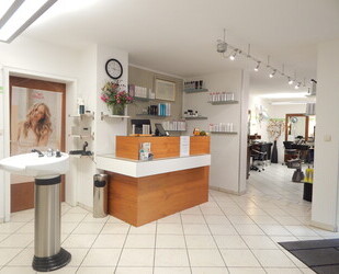 Voll ausgestatteter Friseursalon in 83416 Saaldorf - Parkplätze vor dem Haus! Frei ab 01.04.2026 - Saaldorf-Surheim