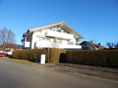 Außenansicht - 3-Zimmer-Dachgeschosswohnung mit Bergblick – Wohnen am Tor zu den Alpen - sofort verfügbar