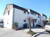 Hausansicht - 2-Zimmer-Mietwohnung in Freilassing, Ortsteil Hofham. 1. Obergeschoss mit Südbalkon. Frei ab sofort.