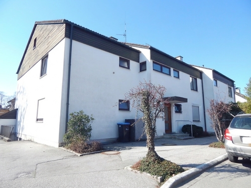 Hausansicht - 2-Zimmer-Mietwohnung in Freilassing, Ortsteil Hofham. 1. Obergeschoss mit Südbalkon. Frei ab sofort.