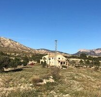 Finca mit einem Grundstück von 17.000 m² und einer Villa zur Fertigstellung von ca. 500 m² in einer sehr schönen Landschaft! - Jijona Valencia