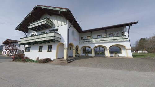 Außenansicht - Attraktive, großzügige 3-Zimmer-Mietwohnung mit Galerie und Balkon in Ainring - sofort verfügbar!