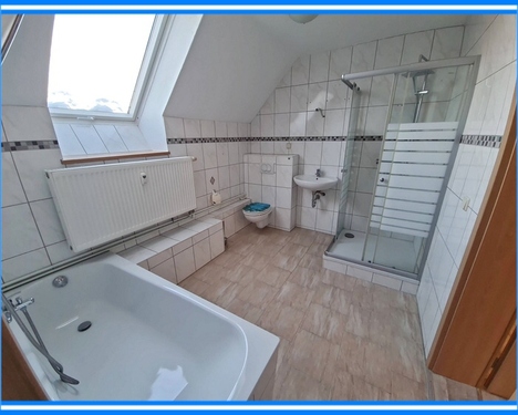 Bad mit Wanne und Dusche - 3 Zimmer Etagenwohnung zur Miete in Osternienburger Land
