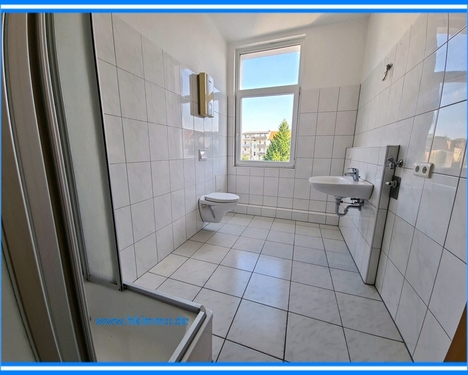 Bad mit Dusche und Fenster - 2 Zimmer Etagenwohnung zur Miete in Köthen
