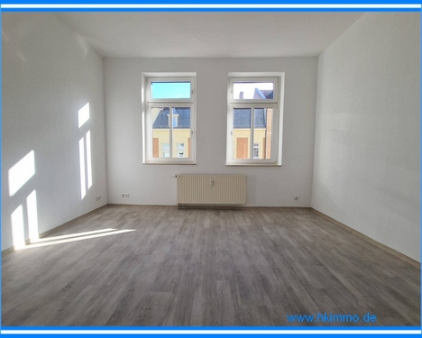 großes und helles Wohnzimmer - Moderne 2-Raumwohnung in Köthen