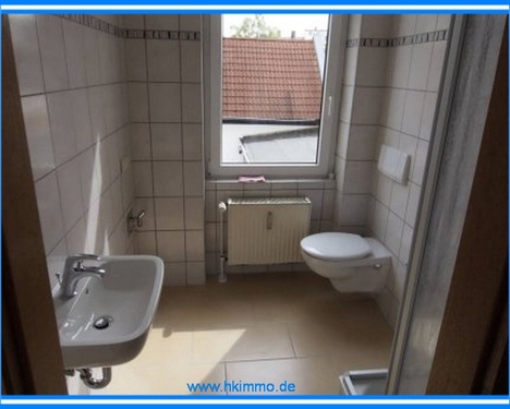 Bad mit Dusche - 2 Zimmer Etagenwohnung zur Miete in Köthen