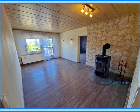 Wohnzimmer mit Kaminofen - 4 Zimmer 4- Zimmerwohnung zum Kaufen in Reppichau