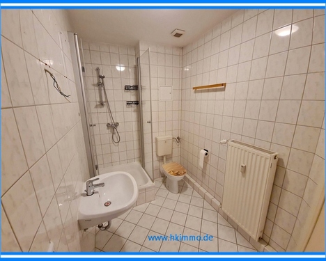 Bad mit Dusche - 2 Zimmer Etagenwohnung in Köthen