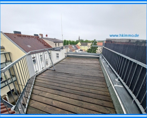 2 Raumwohnung mit Dachterrasse und Bliick zur Kirche - Außergewöhnliche 2-Raumwohnung mit Dusche und Wanne in KöthenAnhalt