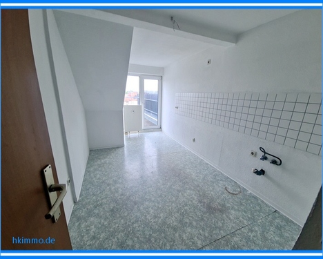 Küche mit Zugang zur Dachterrasse - Etagenwohnung mit 48,99 m&sup2; in Köthen zur Miete